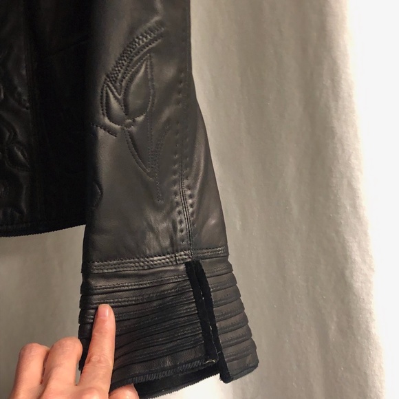 Tahari Black Embossed Black Leather Jacket w Mandarin Collar & Bell Sleeves XS - Picture 5 of 14